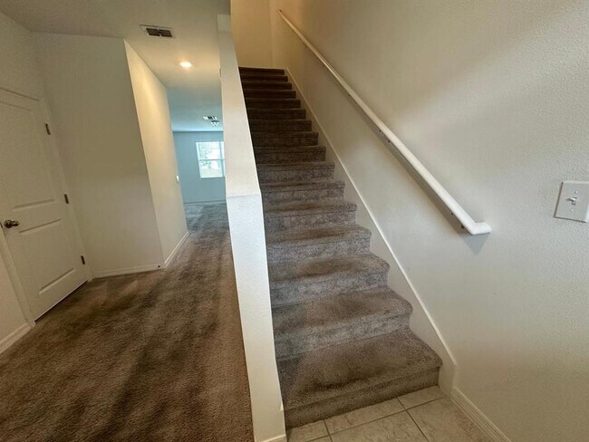 Building Photo - 118 Mandovi St