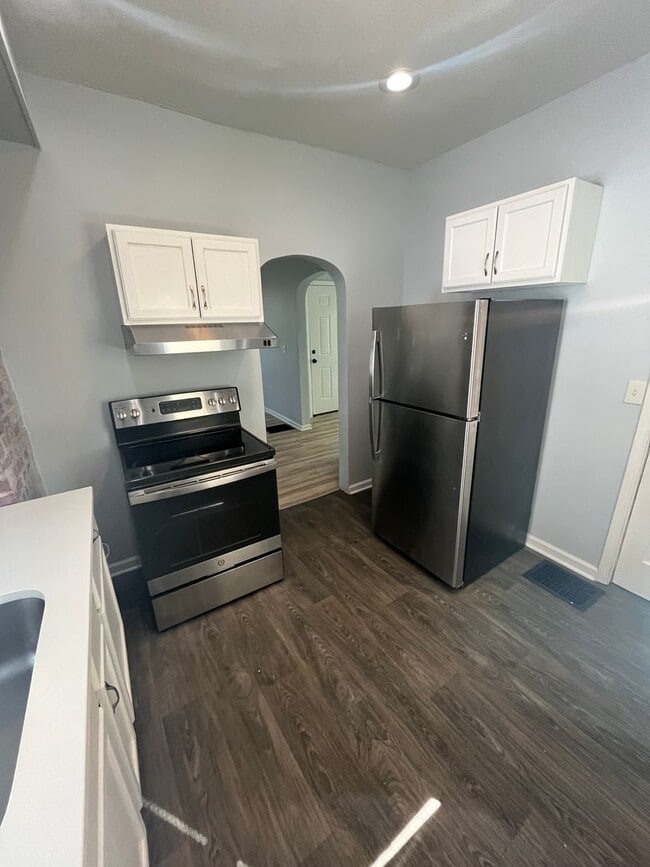 Building Photo - Three Bedroom House on Wyoming!