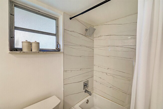 Building Photo - 2850 Forest Hills Blvd