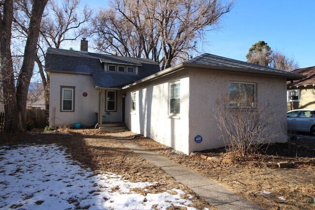 Building Photo - Adorable 3bdrm Downtown Bungalow.   Move in special----half off the first 2 months!!!!