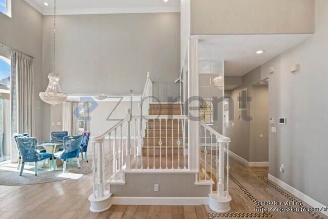 Building Photo - 51 Viola St