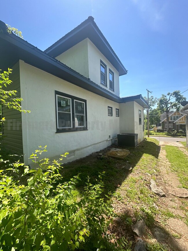 Building Photo - Newly Renovated Home Available NOW in Chat...