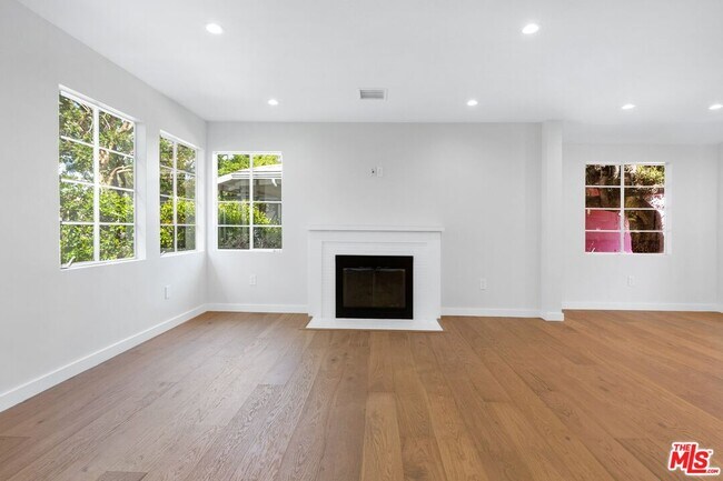Building Photo - 3444 S Bentley Ave