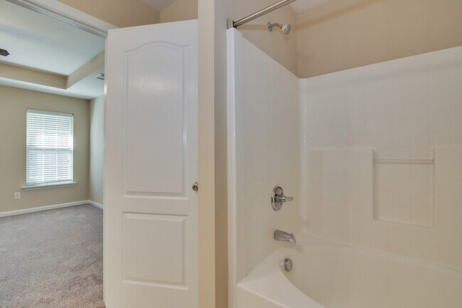 Building Photo - 2152 Sylvan Lake Dr