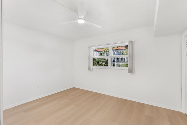 Building Photo - 200 E Royal Palm Rd