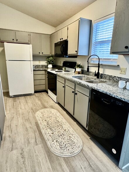 Building Photo - 107 N 200 E