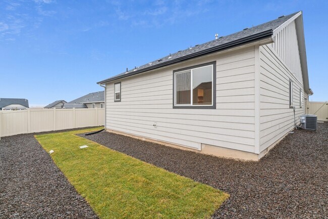 Building Photo - 2046 E Cave Falls St