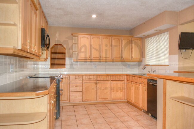 Building Photo - **COMING SOON** Spacious Wandermere Area Home