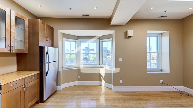 Building Photo - TOP FLOOR 2 BED 2 FLOORS + Private Rooftop Deck!!! Available 9/1/26