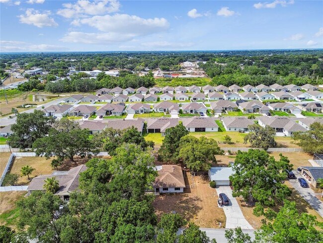 Building Photo - 1102 Shadowbrook Dr N