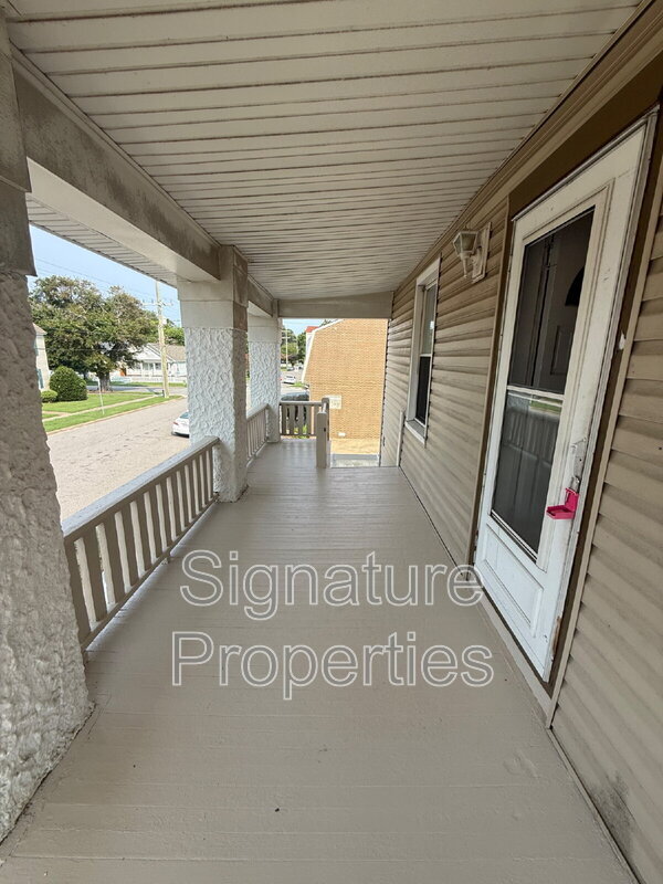 Building Photo - 180 W Balview Ave