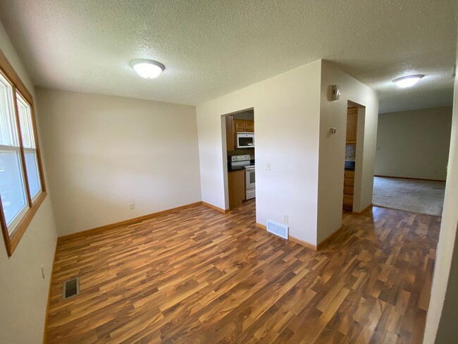 Building Photo - 2 Bed 1 Bath Townhome