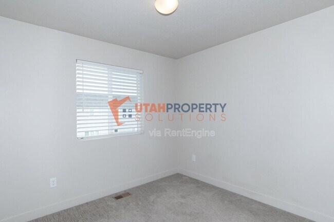 Building Photo - 1025 W 400 S