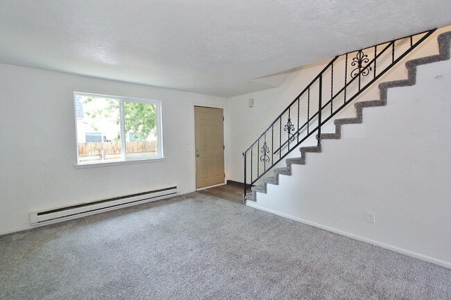 Building Photo - 804 W 7th St