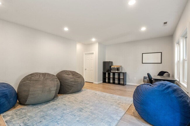 Building Photo - Beautiful Southern Village townhome - Furnished - Mid / Long Term lease options