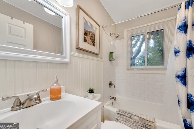 Building Photo - 192 Woods Dr NE