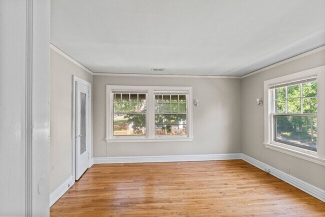 Building Photo - Charming 3-Bed Home Near UMKC with Hardwoo...