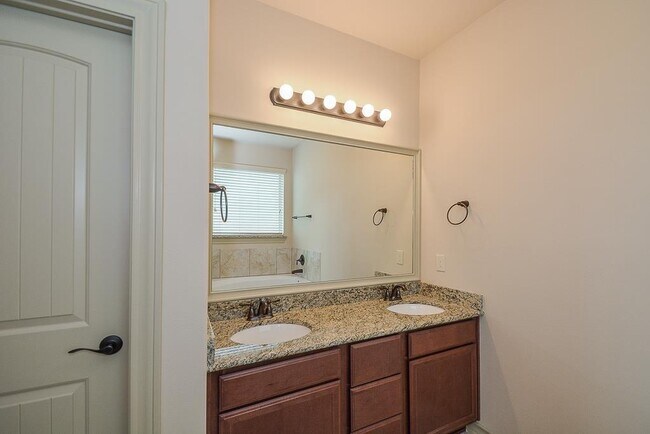 Building Photo - 2414 Argos Dr