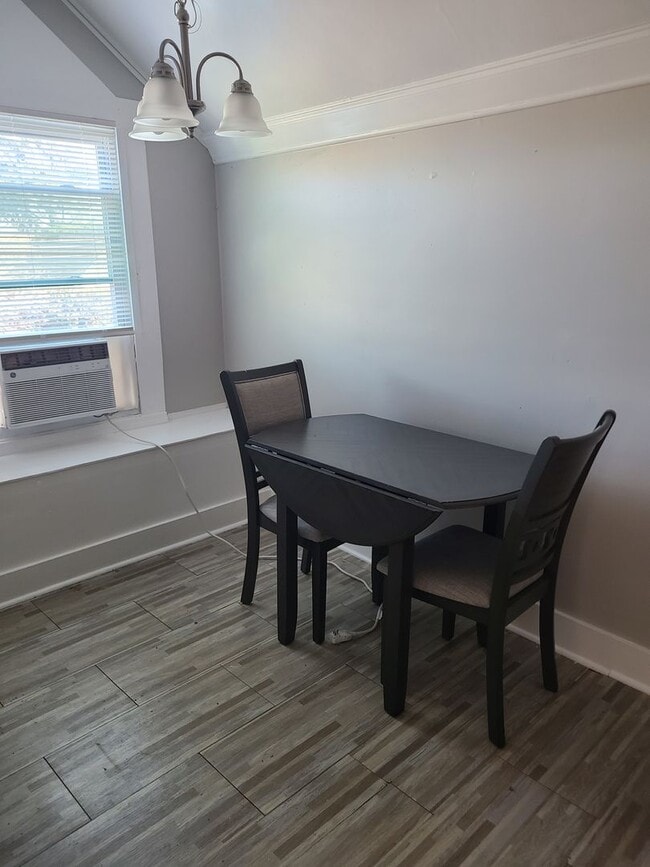 Building Photo - 1BR/1BA ready to rent 2 blocks from Lakebottom