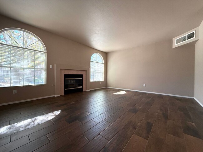 Building Photo - Beautiful 3-bedroom townhome in a desirable gated Green Valley community!