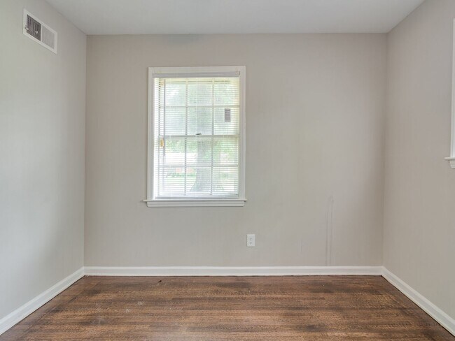 Building Photo - Beautiful Renovated 3 Bedroom 2 Bathroom in Whitehaven!