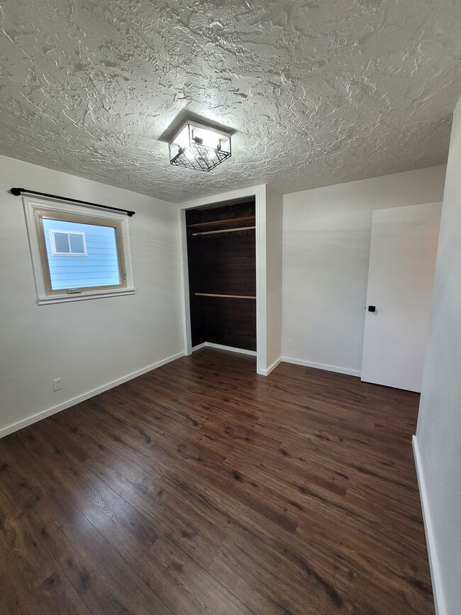 Building Photo - Fully Remodeled 2-Bedroom, 1.5-Bathroom Re...