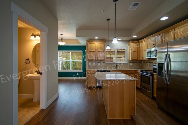 Building Photo - 5020 Cinquefoil Ln