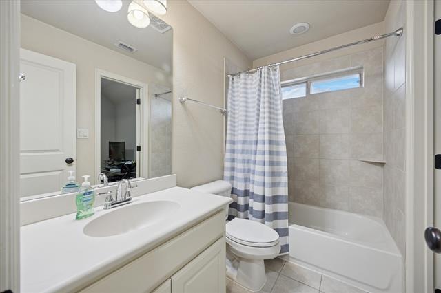 Building Photo - 580 Butchart Dr