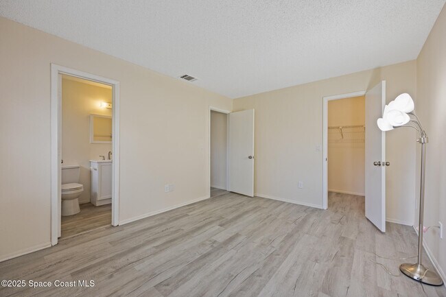 Building Photo - 1426 Leeward Ave SE