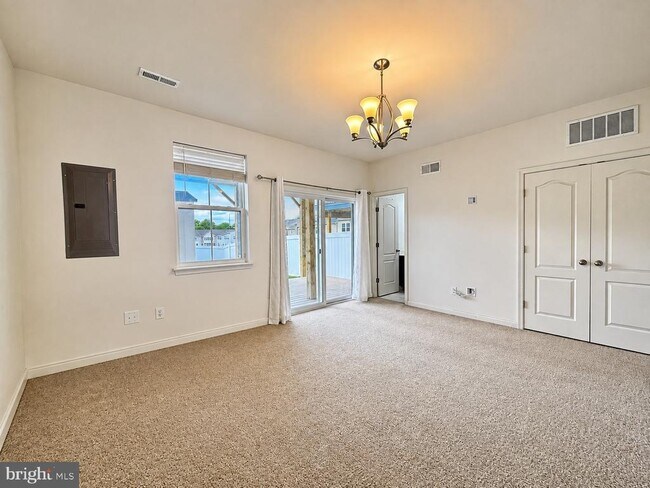 Building Photo - 4811 Hicks Dr