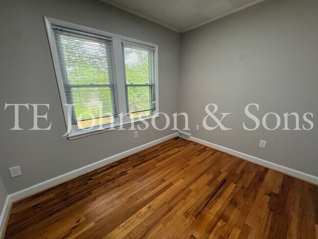 Building Photo - Spacious 3 Bedroom Home with Primary Suite on Main Level and 2-Car Carport