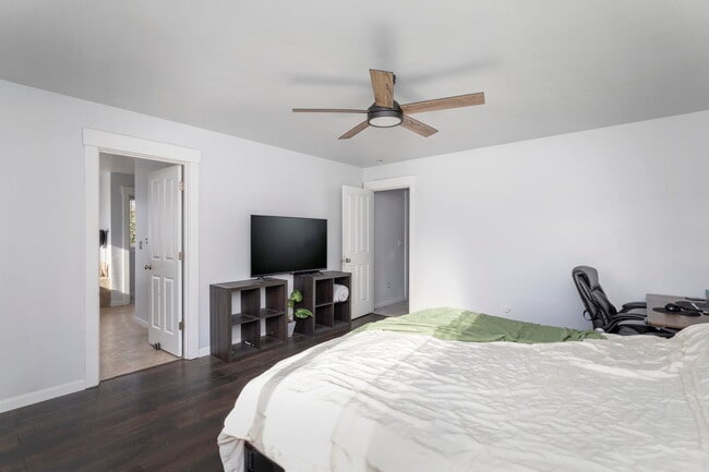 Building Photo - 6398 Juanita Cir NE