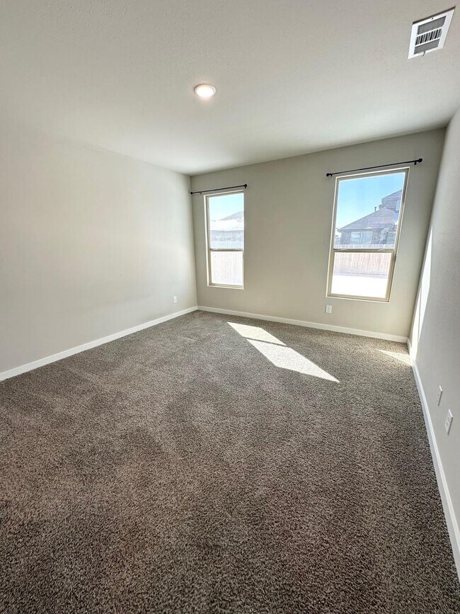 Building Photo - 3 Bedroom 2.5 Bathroom Ready to Rent ASAP!