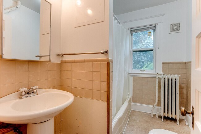 Building Photo - 1651 Minnehaha Ave W