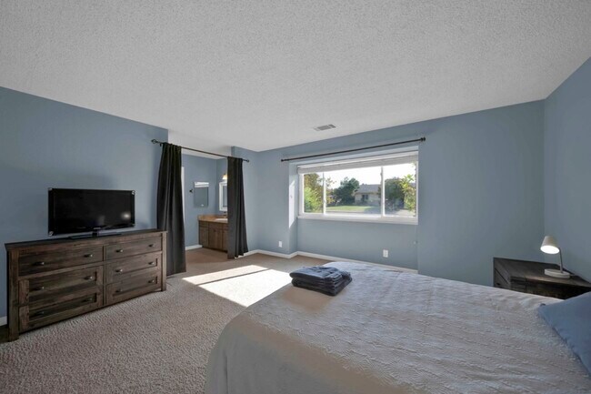 Master Bedroom - 2430 Lake Redding Dr
