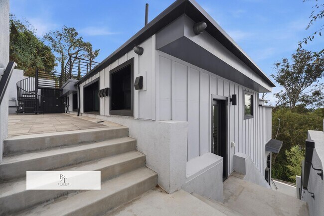 Building Photo - Luxury Modern Living with Stunning LA Skyline Views