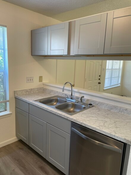 Kitchen - 412 Greenlawn Blvd