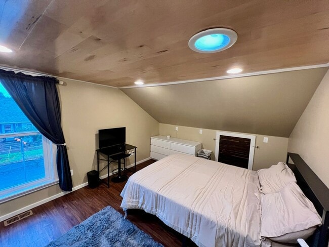 Building Photo - Classic Portland Bungalow