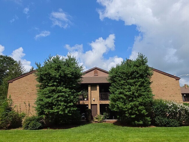 Building Photo - 384 Willowbrook Dr