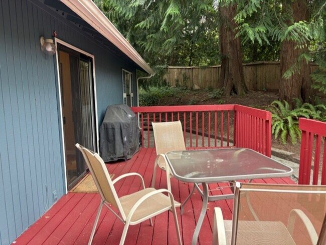 Building Photo - Fully Furnished Cozy 2-Bedroom Living in Desirable Tumwater Hill