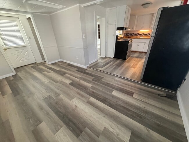 Building Photo - Charming 3-bed, 2-bath Single Family Home!