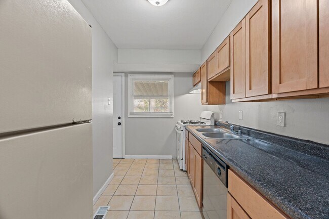 Building Photo - 3-Bedroom, 1-Bath Single-Family Home, BIG backyard!