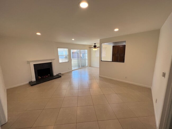 Building Photo - 3 Bed 2 Bath Home!