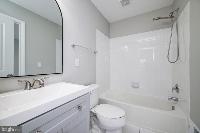 Building Photo - 252 Hemingway Dr