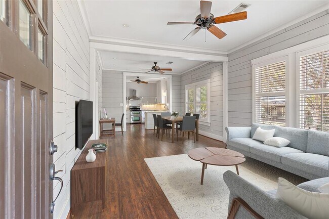 Primary Photo - 809 Woodrow St