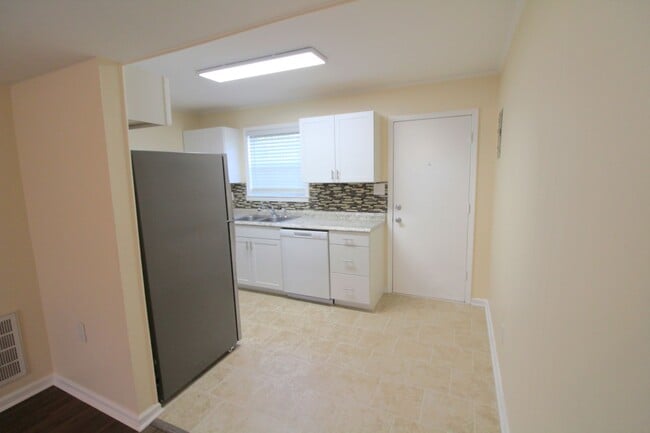 Building Photo - Renovated 2 bedroom Townhome in Belmont!