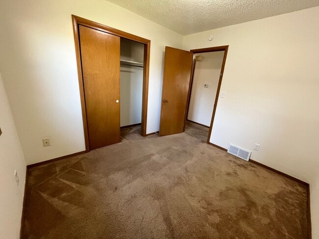 Building Photo - 2 Bed/1 Bath Duplex with Garage and Unfinished Basement!