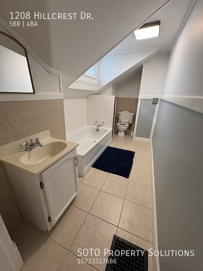 Building Photo - 1208 Hillcrest Dr