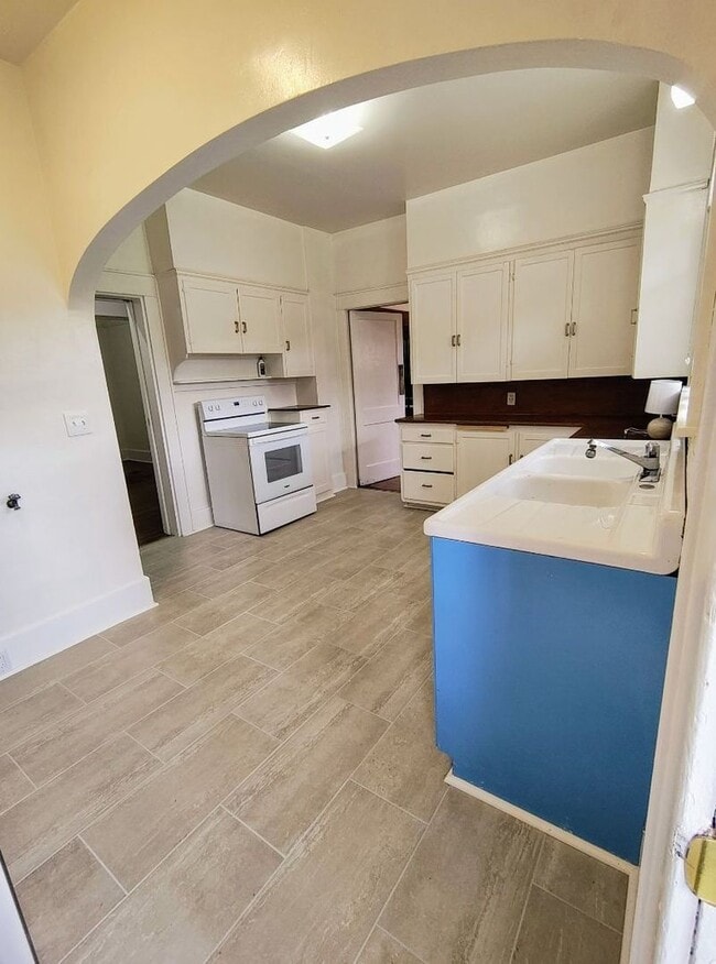 Building Photo - Adorable 3 Bedroom 1 Bath Cape Cod Home