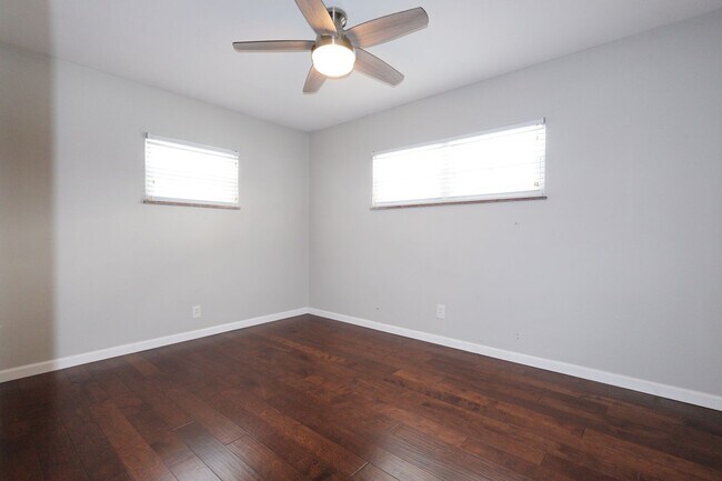 Building Photo - Beautiful 4 Bed 2 Bath w/2 Car Garage